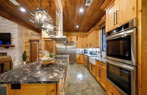 Pickens Kabine | The Unicorn, 8 Bedroom, Pool, Pickleball, Game Room & More