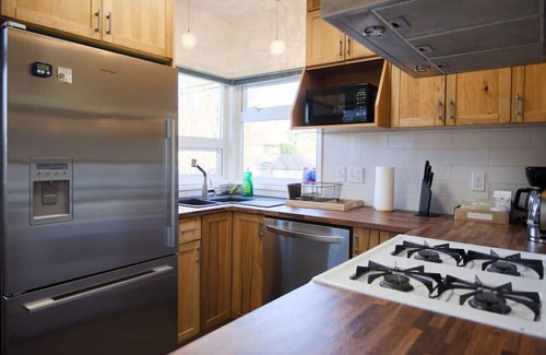 East Side Haus | Cherries Blooming! Entire Main House Near Skytrain