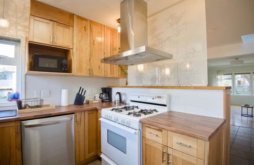 East Side Haus | Cherries Blooming! Entire Main House Near Skytrain
