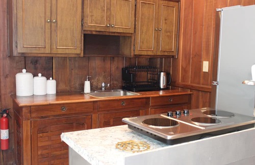 Manchester Hütte | Charming and spacious guesthouse in the lovely hills of Manchester, Georgia.