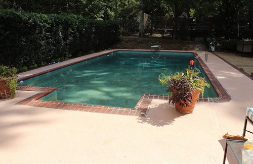 Manchester Hütte | Charming and spacious guesthouse in the lovely hills of Manchester, Georgia.