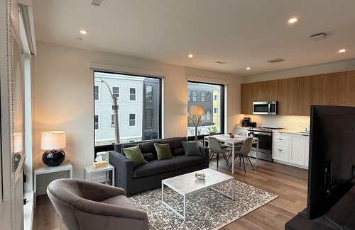 East Boston Wohnung | Luxury 1BR w/Rooftop 5 min to Logan Airport Free EV Garage Parking