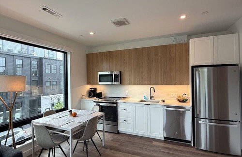 East Boston Wohnung | Luxury 1BR w/Rooftop 5 min to Logan Airport Free EV Garage Parking