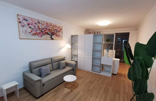 Changning Wohnung | Shanghai Gubei flat near line2 with private garden