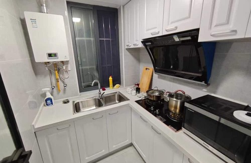 Changning Wohnung | Shanghai Gubei flat near line2 with private garden