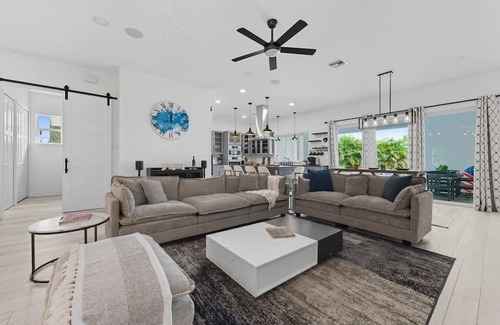 South Gate Ridge Haus | Luxury 4BR | Pool, Gym, Fireplace & Outdoor Dining