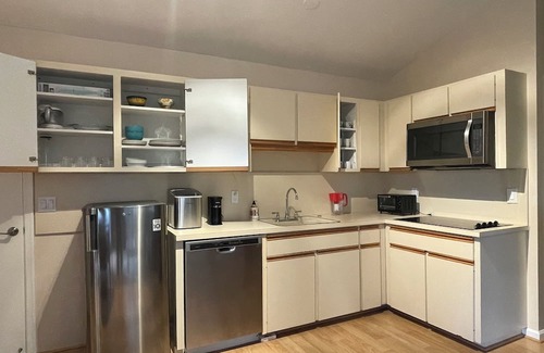 Wellington Haus | Spacious Suite in Wellington with AC and Parking