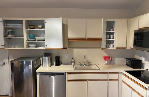 Wellington Haus | Spacious Suite in Wellington with AC and Parking