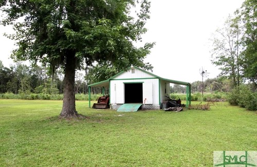 Midway Hütte | Quaint Cottage with Covered Dock on the Pond and Walking Trails in Georgia