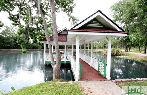 Midway Hütte | Quaint Cottage with Covered Dock on the Pond and Walking Trails in Georgia