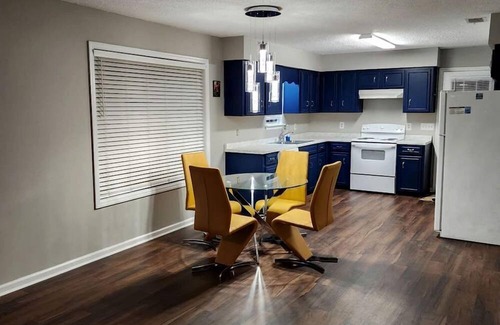 Midway Hütte | Quaint Cottage with Covered Dock on the Pond and Walking Trails in Georgia