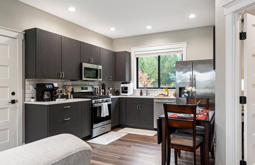 Walla Walla Hütte | Charming 1-bedroom cottage near downtown Walla Walla with FIRE PIT, HOT TUB