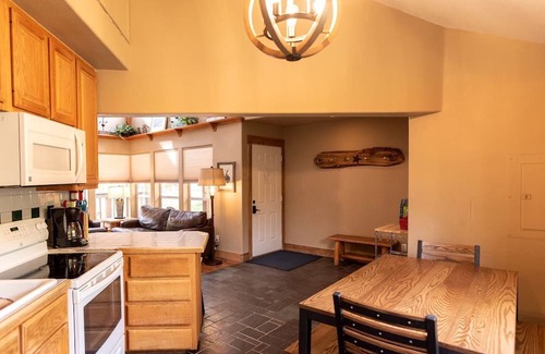 Salida Kabine | Secluded Getaway with Mountain Views along the Arkansas River in Colorado