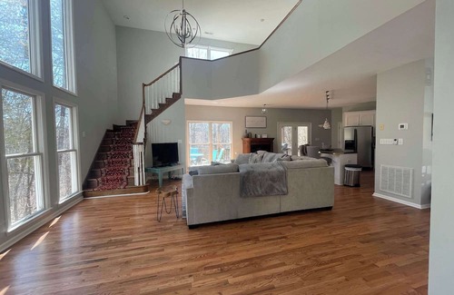 Kings Mountain Haus | Kings Mountain Retreat 4BR Family Home Mountain View, Game Room, Fireplace