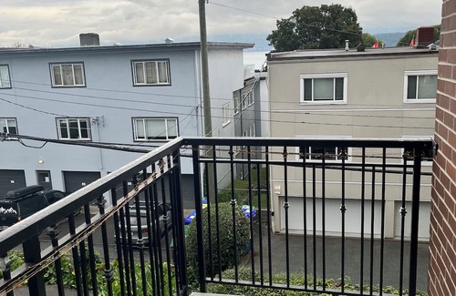 Kitsilano Wohnung | 3min walk to beach, restaurants & groceries steps out the door, bus route 99/02