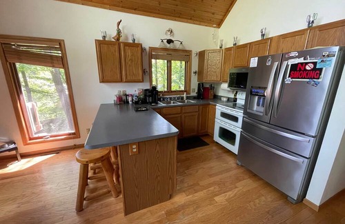 Leland Haus | Dells Chalet on the Lake