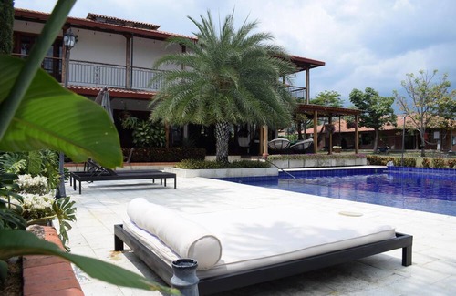 El Cerrito Villa | Hermosa y lujosa Finca en Santa Elena