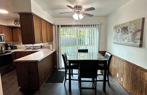 Milwaukee Haus | The Ultimate Family Suite 2! (Right unit)