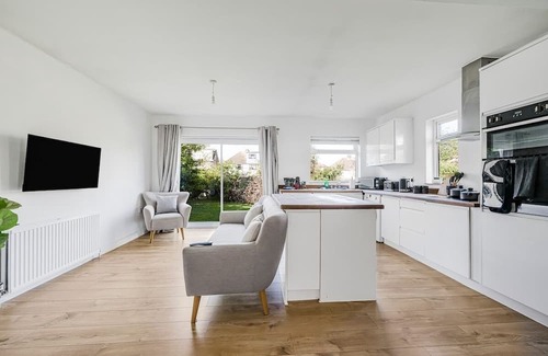 Chelmsford Haus | Spacious 4 Bed Home | Sleeps 8-10