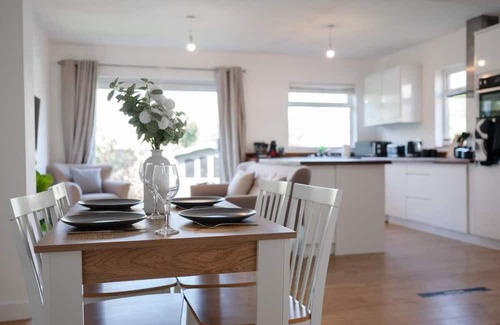 Chelmsford Haus | Spacious 4 Bed Home | Sleeps 8-10