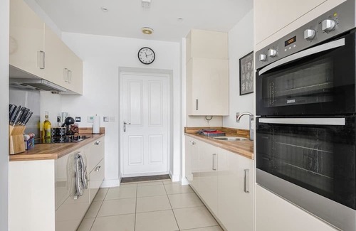 Chelmsford Haus | Bright & Modern 3 Bed Home | Sleeps 5