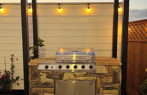 Pittsburg Haus | Charming and Spacious 4-bedroom house in Pittsburg with AC