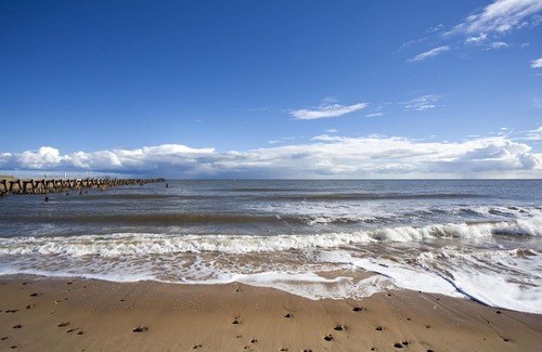 Harwich Haus | Cosy caravan with free Wi-Fi at Dovercourt Holiday Park ref 44502R