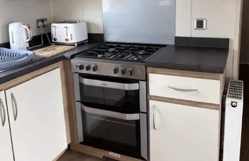 Harwich Haus | Cosy caravan with free Wi-Fi at Dovercourt Holiday Park ref 44502R