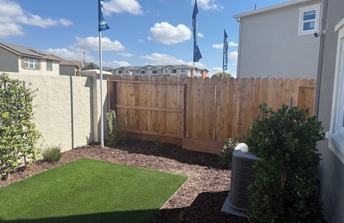 Lathrop Haus | Bright 4-bedroom house with AC in Lathrop