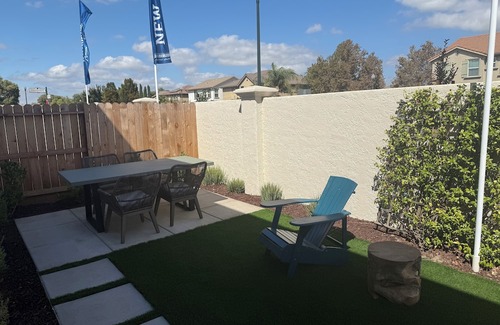 Lathrop Haus | Bright 4-bedroom house with AC in Lathrop