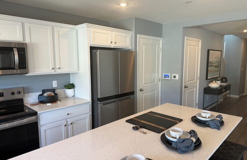 Lathrop Haus | Bright 4-bedroom house with AC in Lathrop