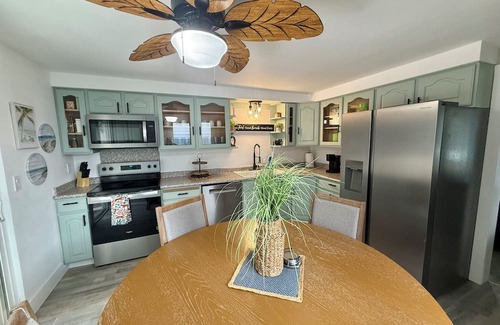 Orangeville Haus | Jungle Bungalow a unique 2-bedroom stay with tropical relaxing vibes throughout.