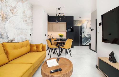 Rzeszow Wohnung | Al. Kopisto 11 Rzeszów | Black and Yellow Apartment with Air Conditioned Living