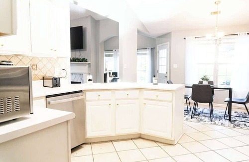 Lawrenceville Haus | Spacious Vaulted 4BR Near Mall of GA + Sleeps 12