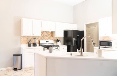 Lawrenceville Haus | Spacious Vaulted 4BR Near Mall of GA + Sleeps 12