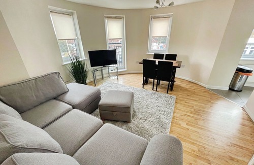 Havering Wohnung | Flat, 2 mins from Station, Free Private Parking