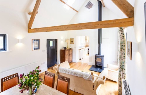 Whitchurch Hütte | JOHNSONS SMALLHOLDING, pet friendly, with a garden in Whitchurch