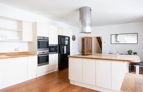 Westcliff-on-Sea Haus | Seaside 5 Bedroom house + Parking + Garden