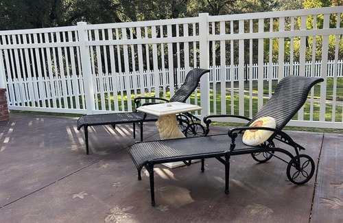 Salyer Haus | Charming 2-bedroom Cottage in serene Salyer; river access, beautiful views