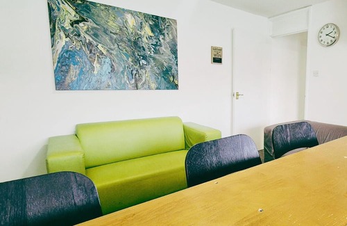 Bramcote Wohnung | Comfy 3BR Flat on Quiet Street in Wollaton with FREE Parking