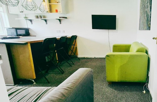 Bramcote Wohnung | Comfy 3BR Flat on Quiet Street in Wollaton with FREE Parking