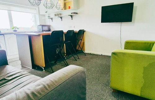 Bramcote Wohnung | Comfy 3BR Flat on Quiet Street in Wollaton with FREE Parking