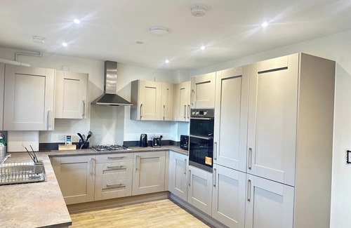 Wolverhampton Haus | 4 Bed House - Sleeps 7 - Pets - Parking - Wifi
