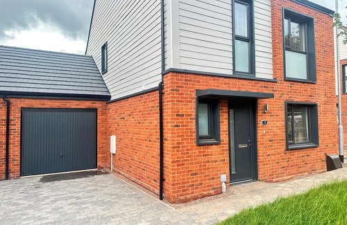 Wolverhampton Haus | 4 Bed House - Sleeps 7 - Pets - Parking - Wifi