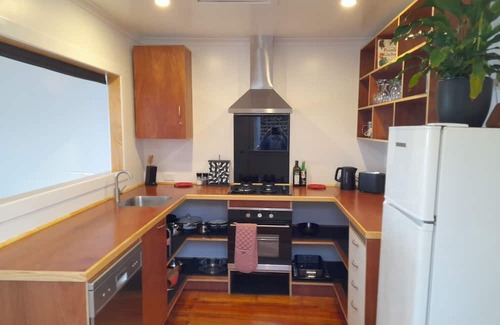 Plimmerton Hütte | Absolute Beach Front, 25 mins from Wellington Sunset spa deck. Cosy Fire lounge.