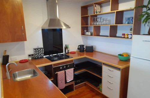 Plimmerton Hütte | Absolute Beach Front, 25 mins from Wellington Sunset spa deck. Cosy Fire lounge.