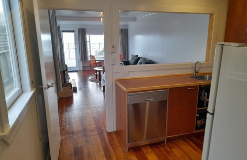 Plimmerton Hütte | Absolute Beach Front, 25 mins from Wellington Sunset spa deck. Cosy Fire lounge.