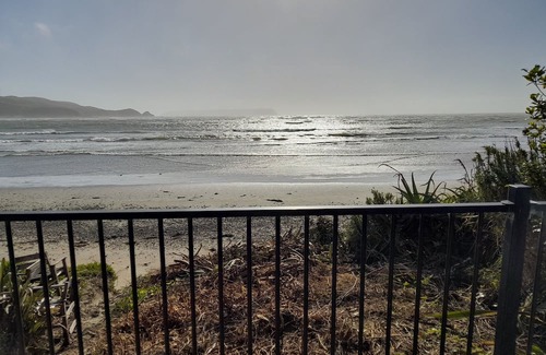 Plimmerton Hütte | Absolute Beach Front, 25 mins from Wellington Sunset spa deck. Cosy Fire lounge.