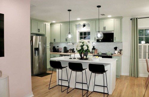 Mobile Hütte | Modern Calm- A Soothing Stay in Midtown Mobile