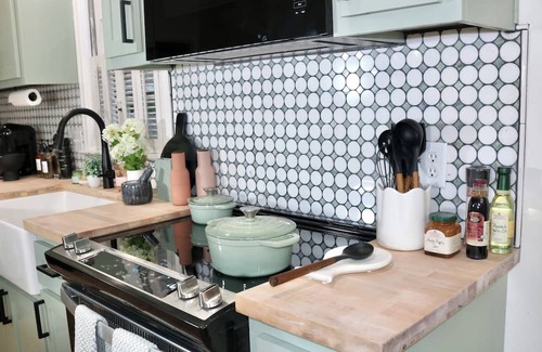 Mobile Hütte | Modern Calm- A Soothing Stay in Midtown Mobile